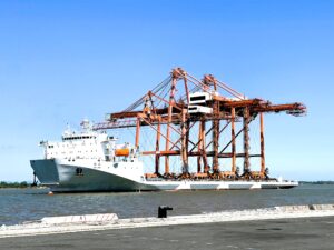 Tàu vận chuyển 3 cẩu STS