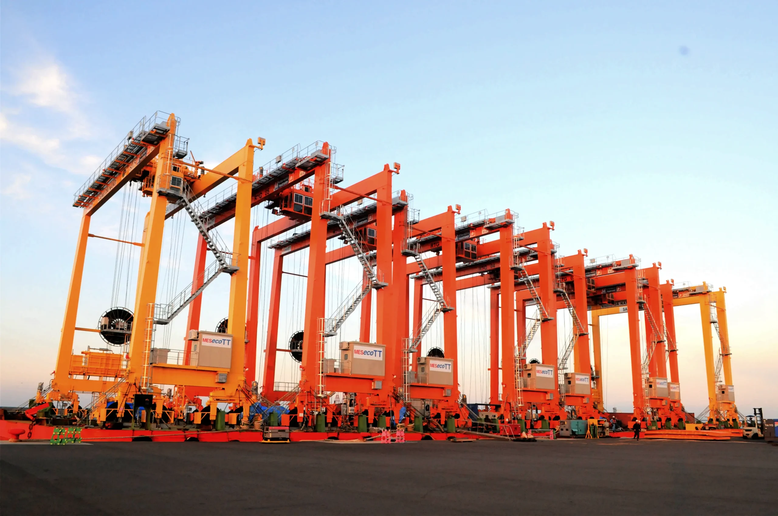 cẩu RTG được DVKT Tân Cảng vận chuyển từ Nhật Bản về Việt Nam