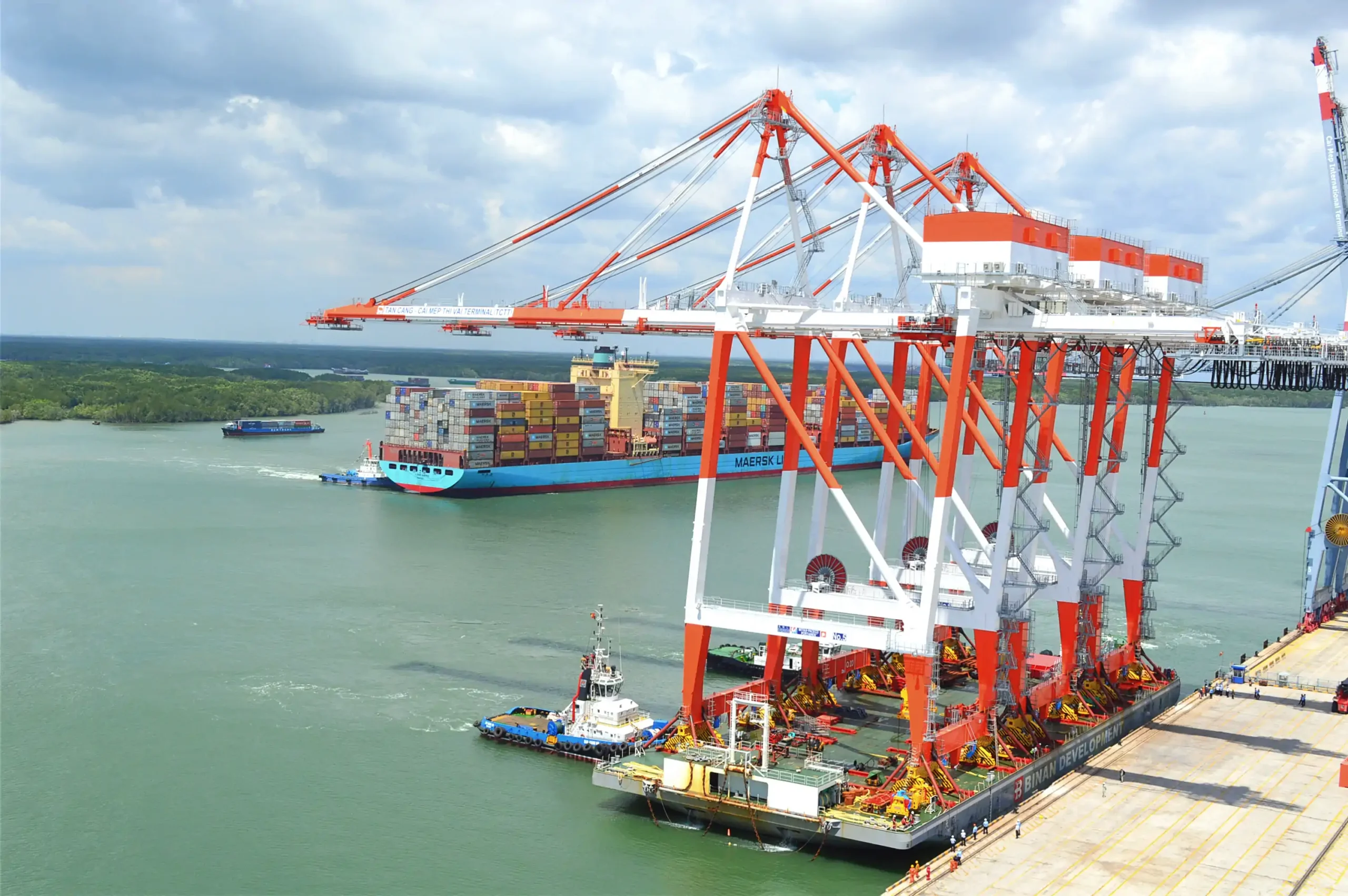 Vận chuyển, tiếp nhận 03 cẩu STS Mitsui tại Tân Cảng Cái Mép