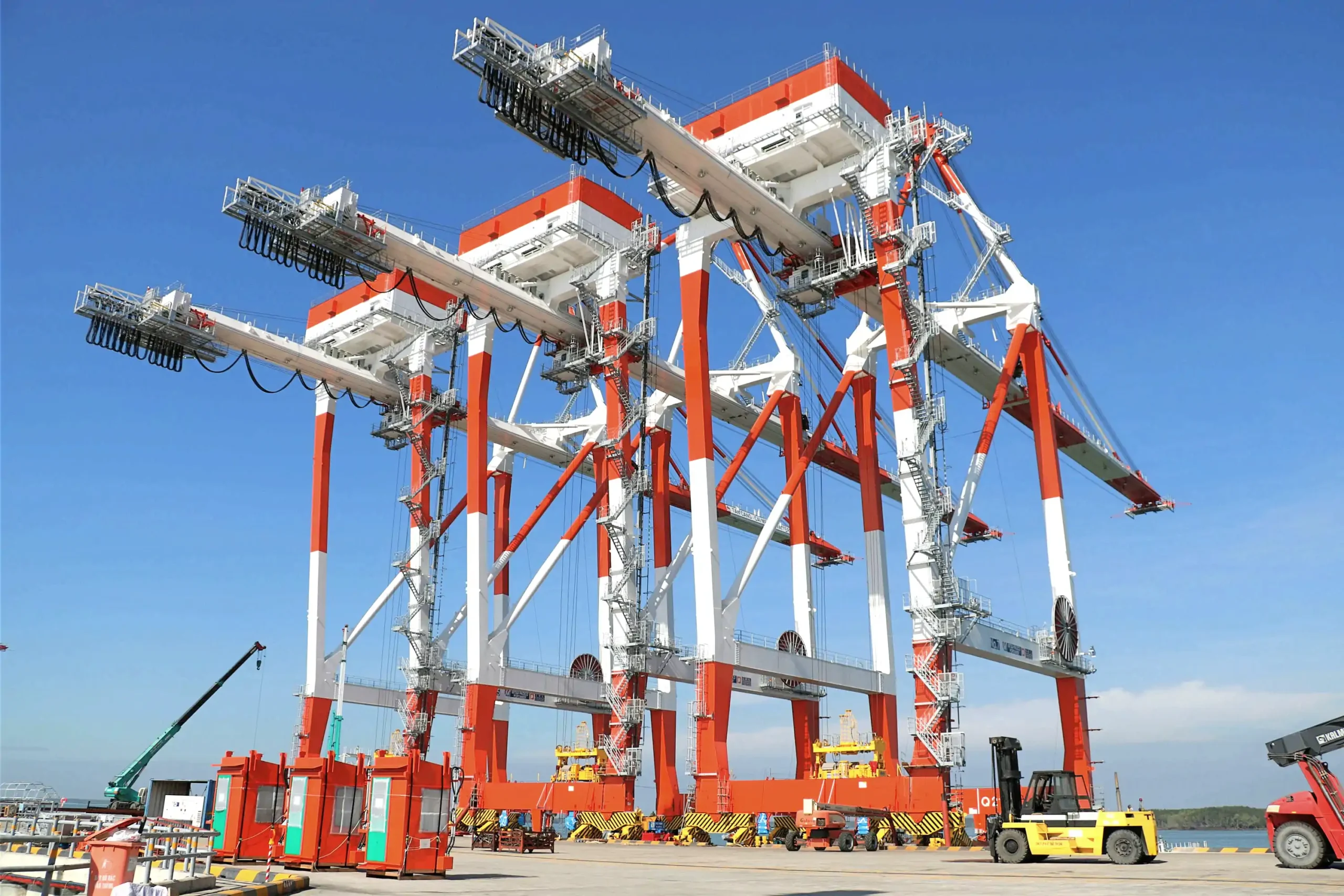 3 cẩu STS Mítui đang được vận chuyển tiếp cận cầu cảng