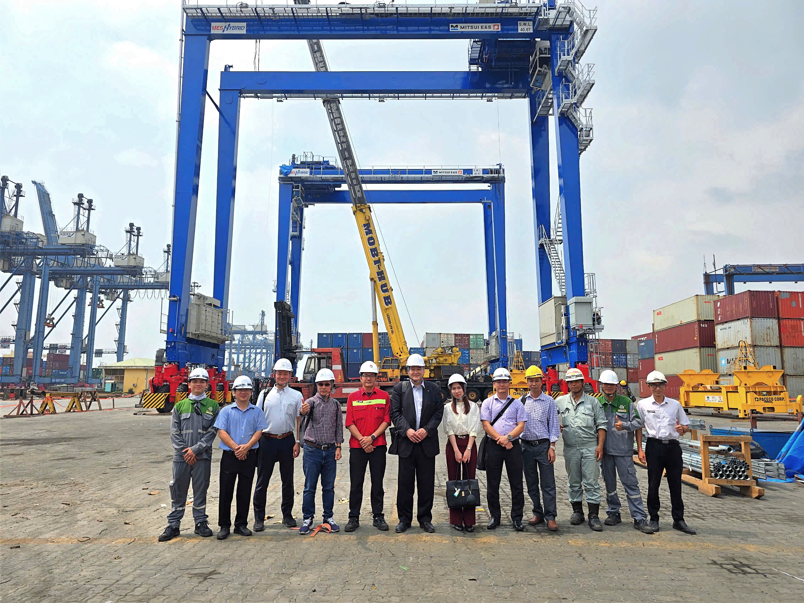 GIám đốc sản xuất và bán hàng của MES đến thăm và làm việc tại công trường lắp dựng cẩu RTG