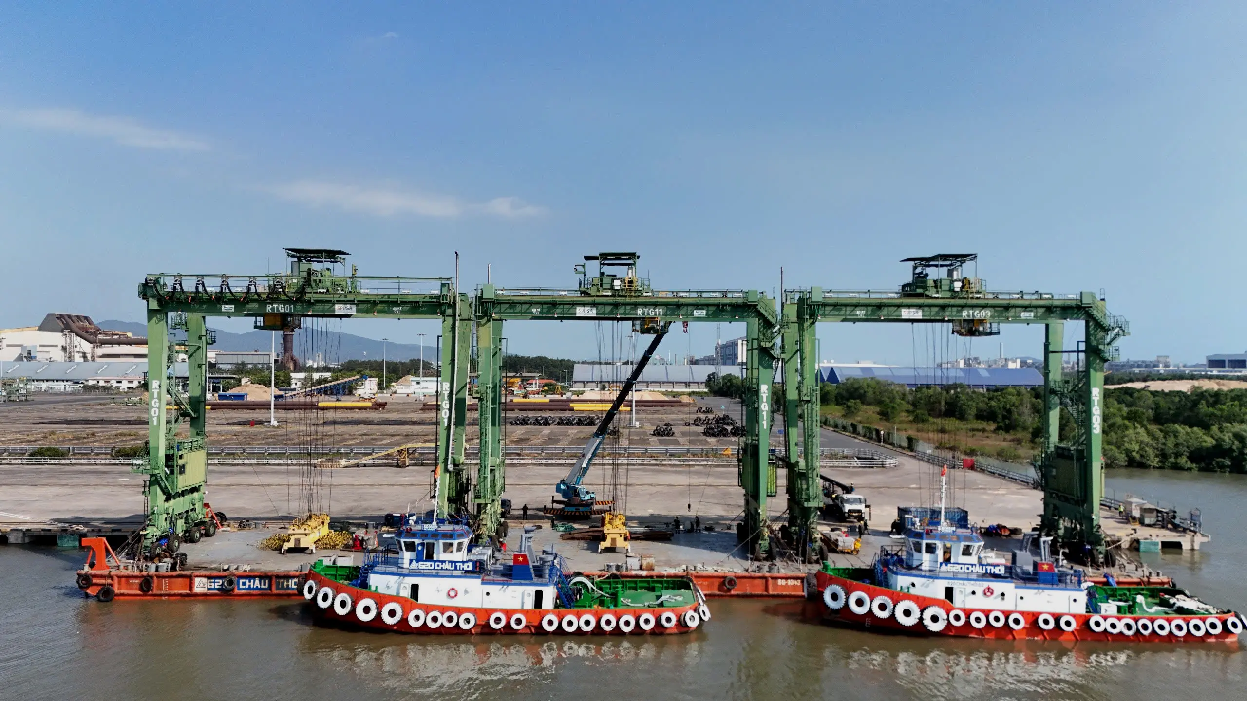 Hoàn tất quá trình chằng buộc 3 cẩu RTG lên sà lan