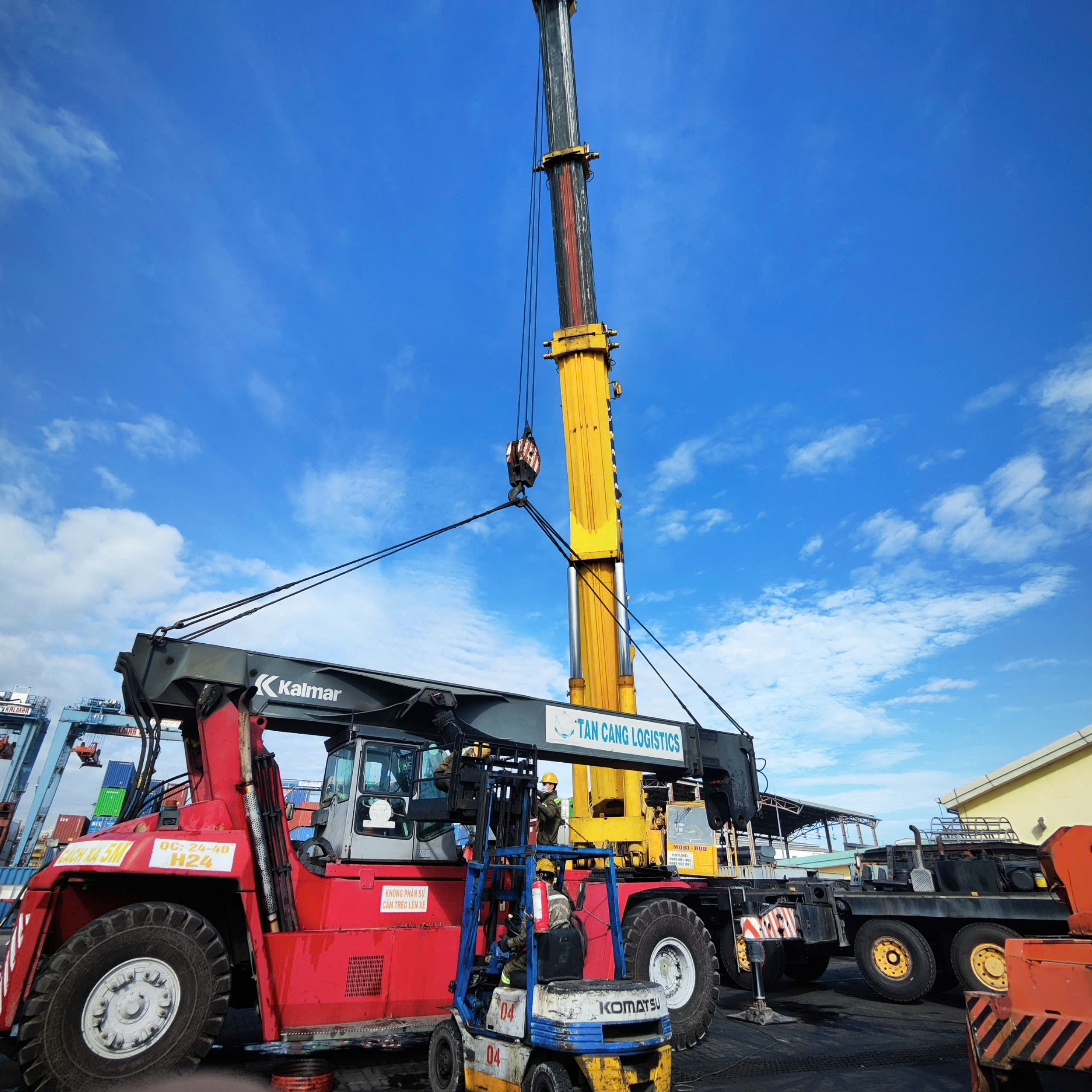 Hạ cần xe nâng Reach Stacker phục vụ bảo dưỡng, sửa chữa