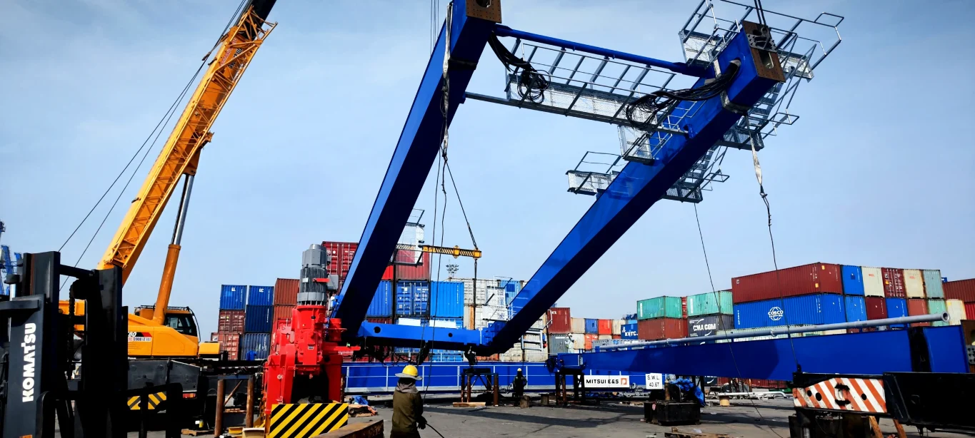 Lắp dựng cẩu RTG Hybrid trực tiếp tại cảng Cát Lái