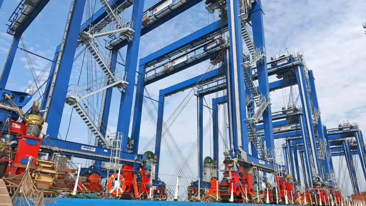 12 cẩu RTG cập cảng Cát Lái