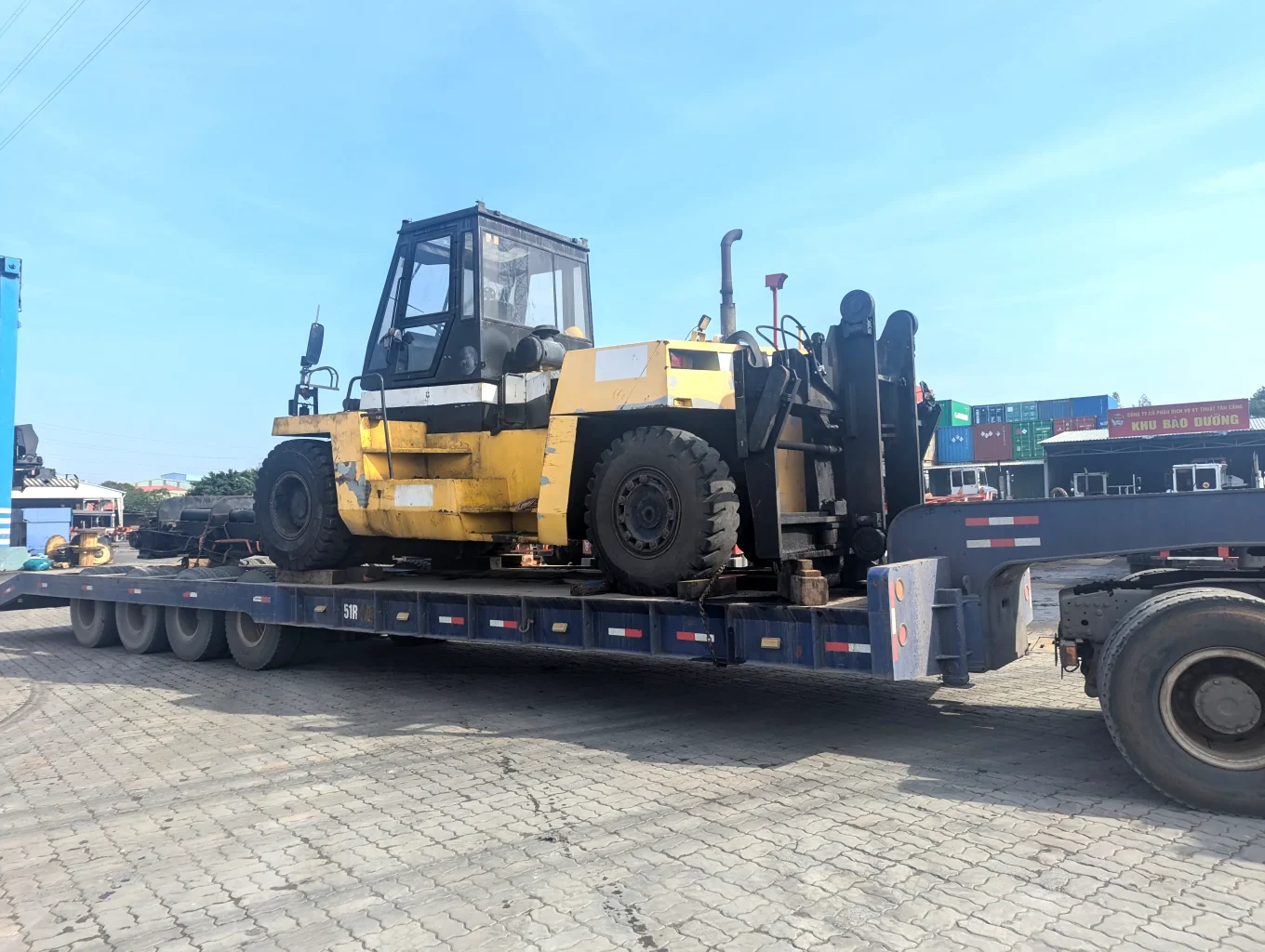 xe của khách hàng được vận chuyển về xưởng phục vụ bảo dưỡng sửa chữa