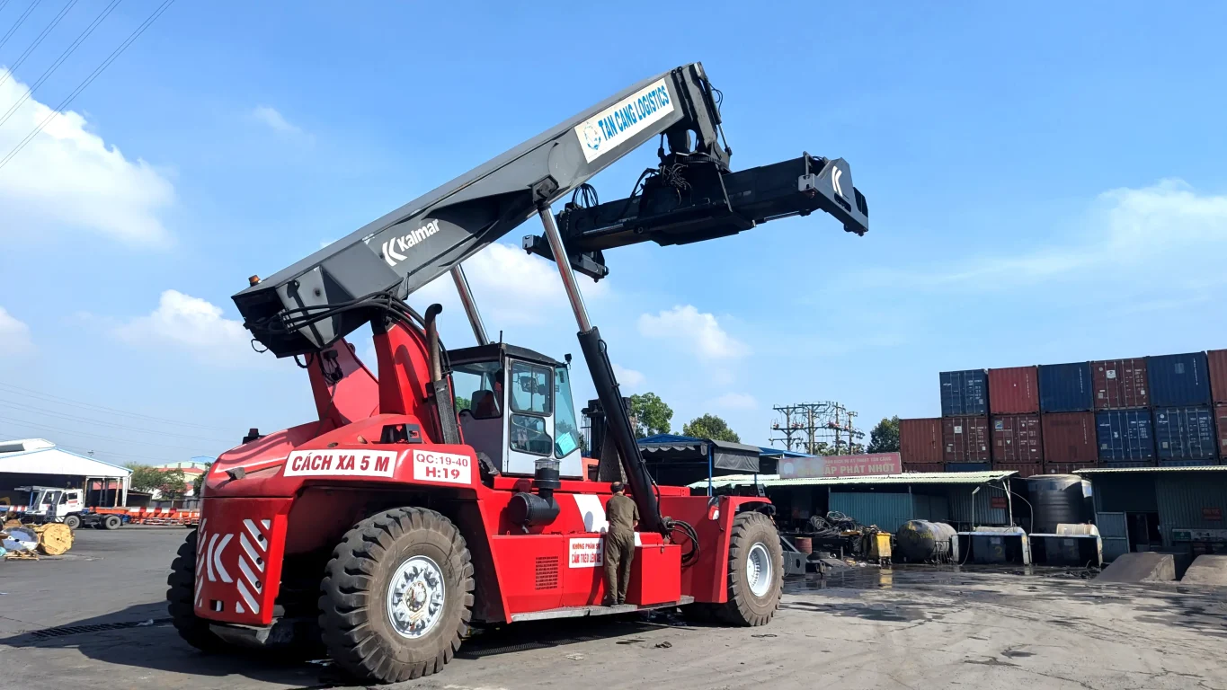 Nhân viên kiểm tra xe nâng lại lần cuối trước khi bàn giao cho khách hàng