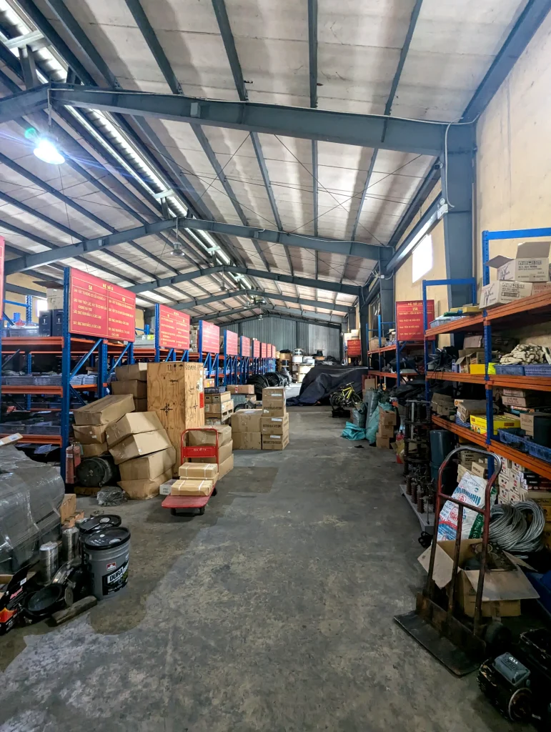 Một phần nhà kho phụ tùng của chúng tôi