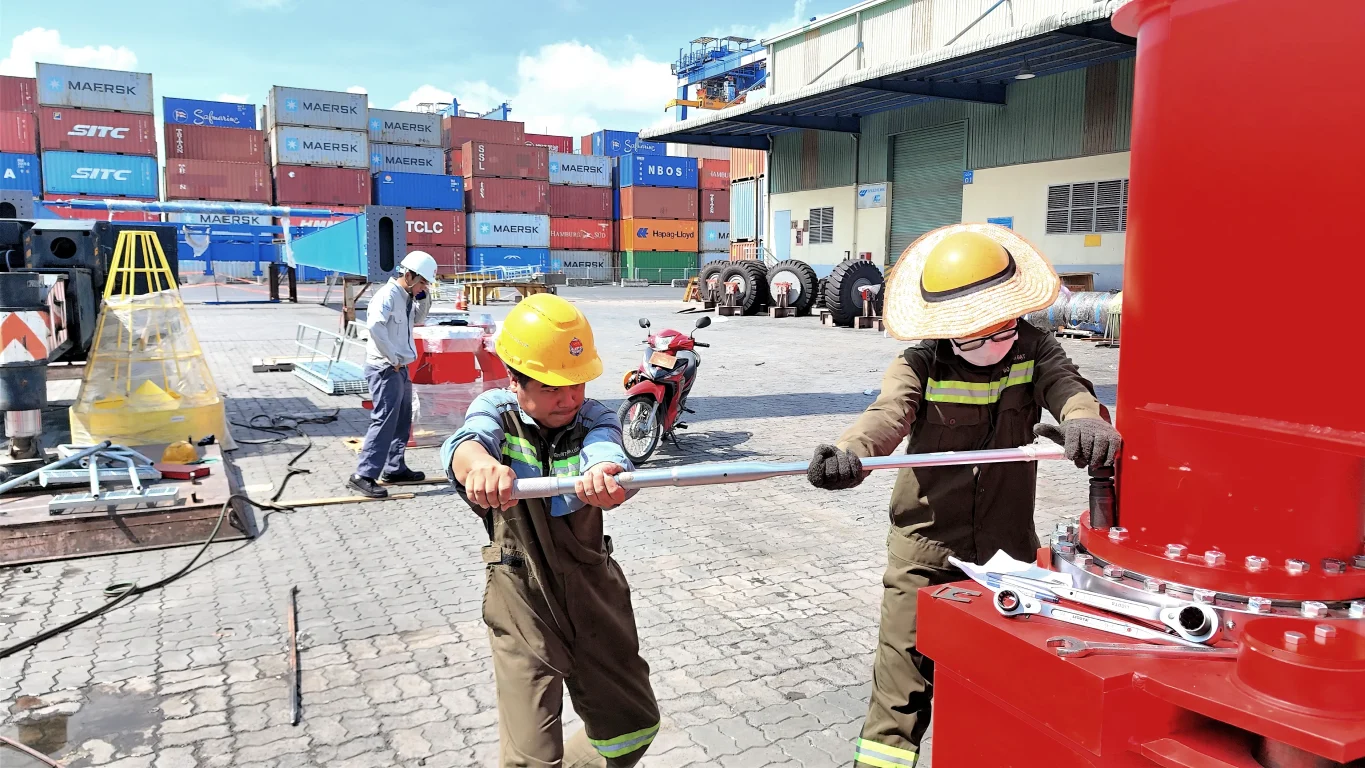 Kỹ thuật viên siết bu lông đủ lực