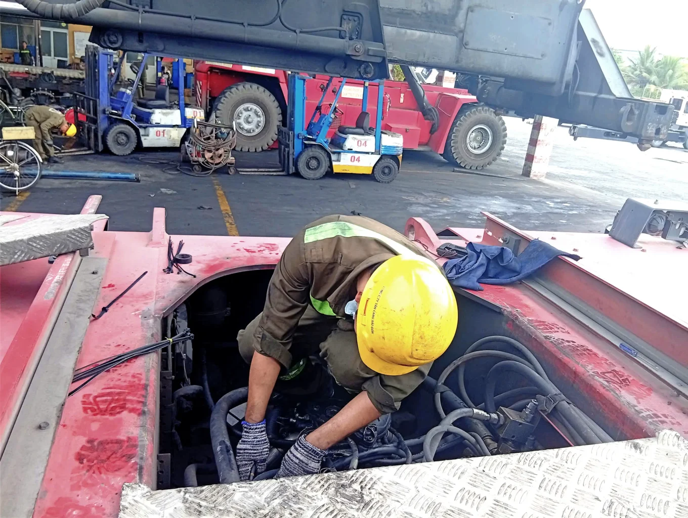 Kỹ thuật viên thực hiện sửa chữa tại xưởng