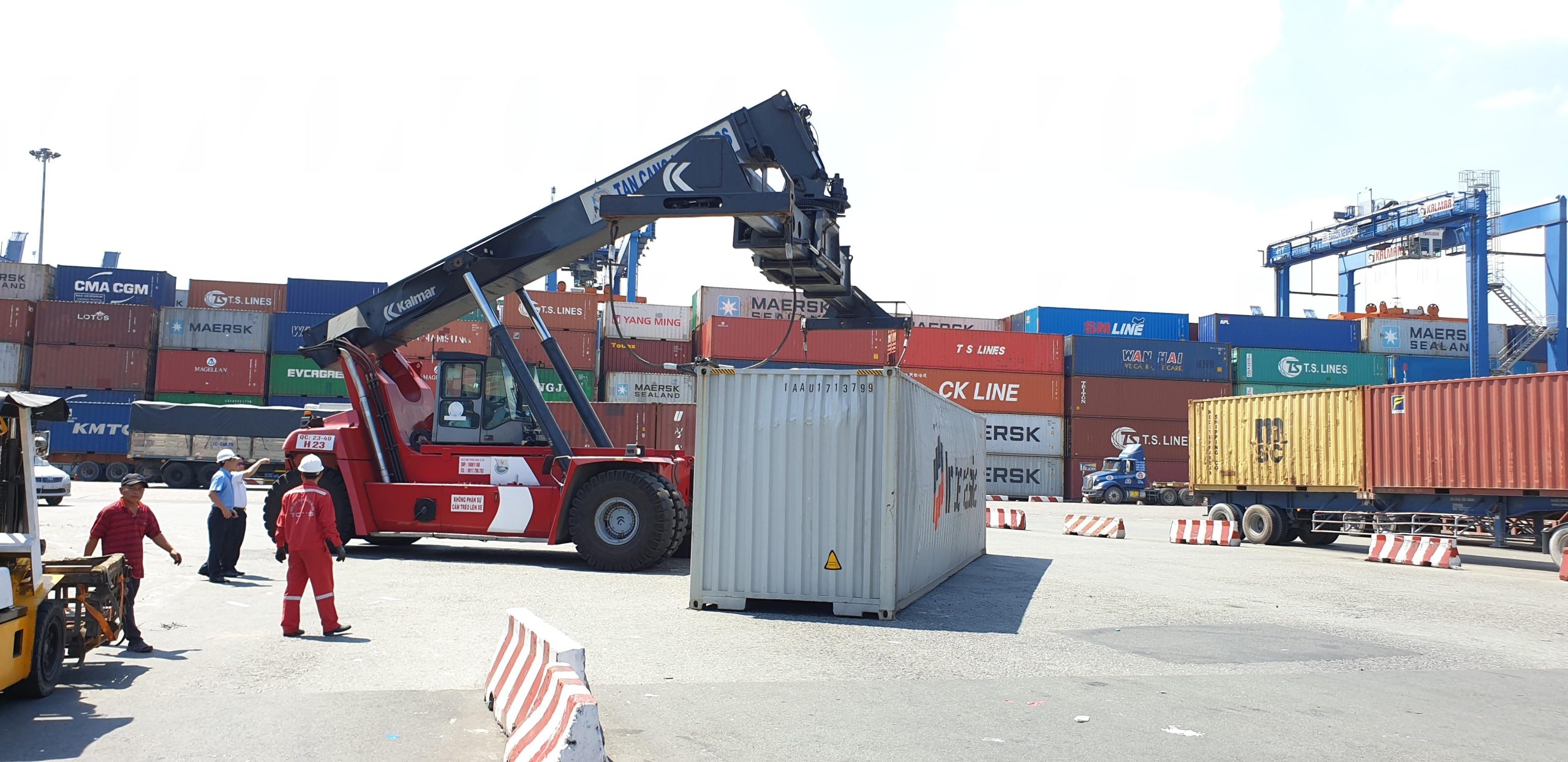 Xử lý sự cố xe nâng reach stacker tại cảng Tân Cảng Cát Lái