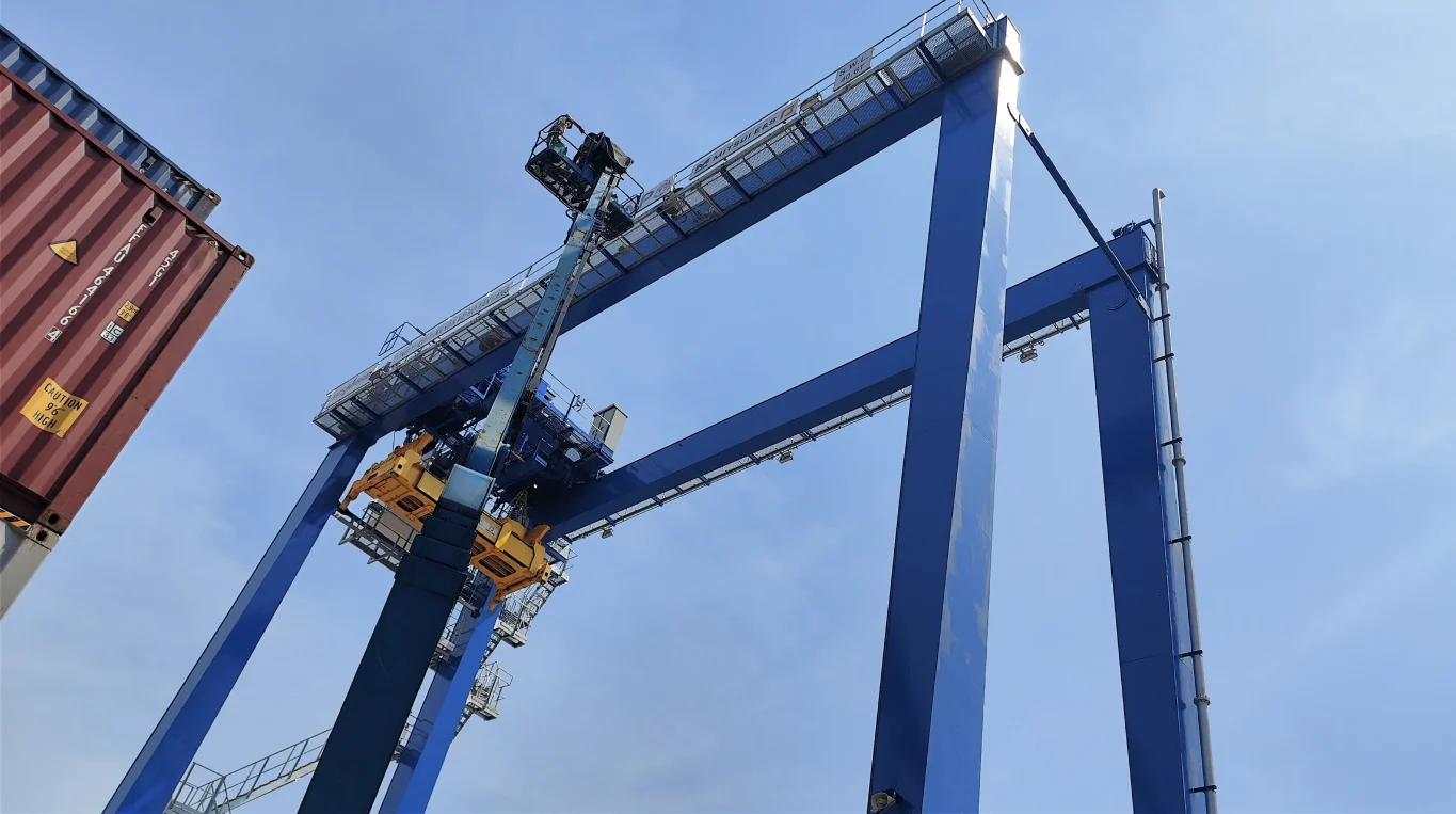 kiểm tra định kỳ lớp sơn cẩu RTG tại cảng Cát Lái
