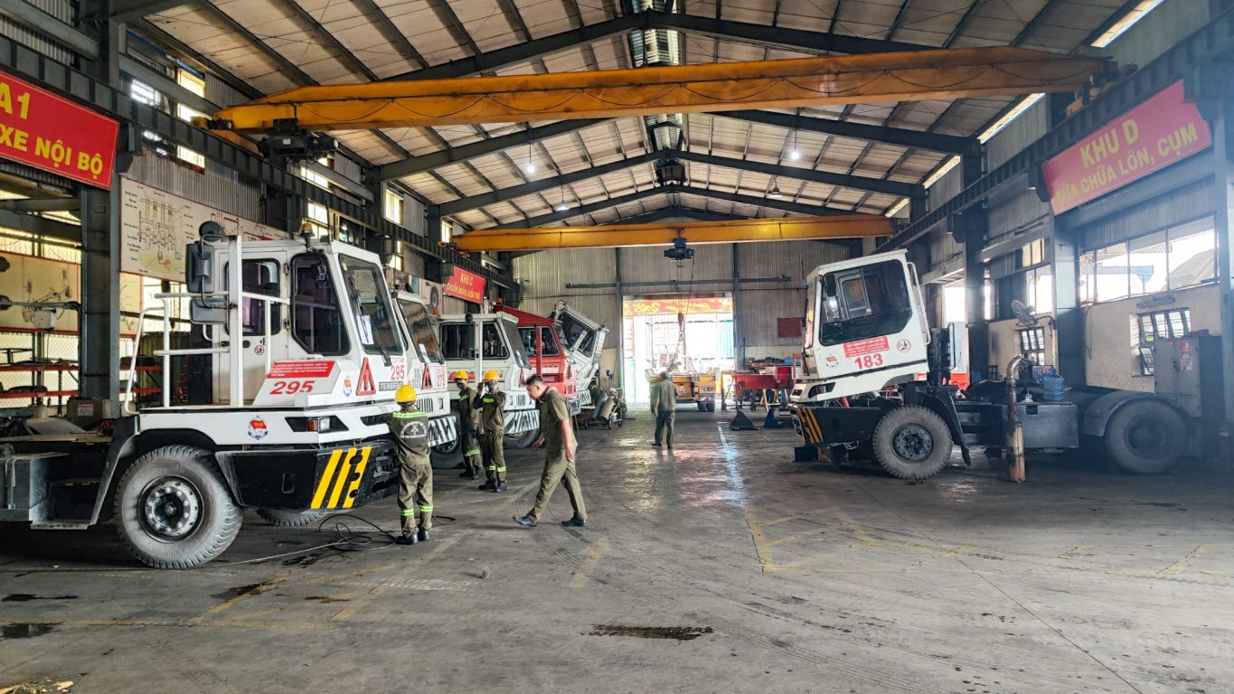 Đầu kéo nội bộ đang được đưa vào bảo dưỡng, sửa chữa