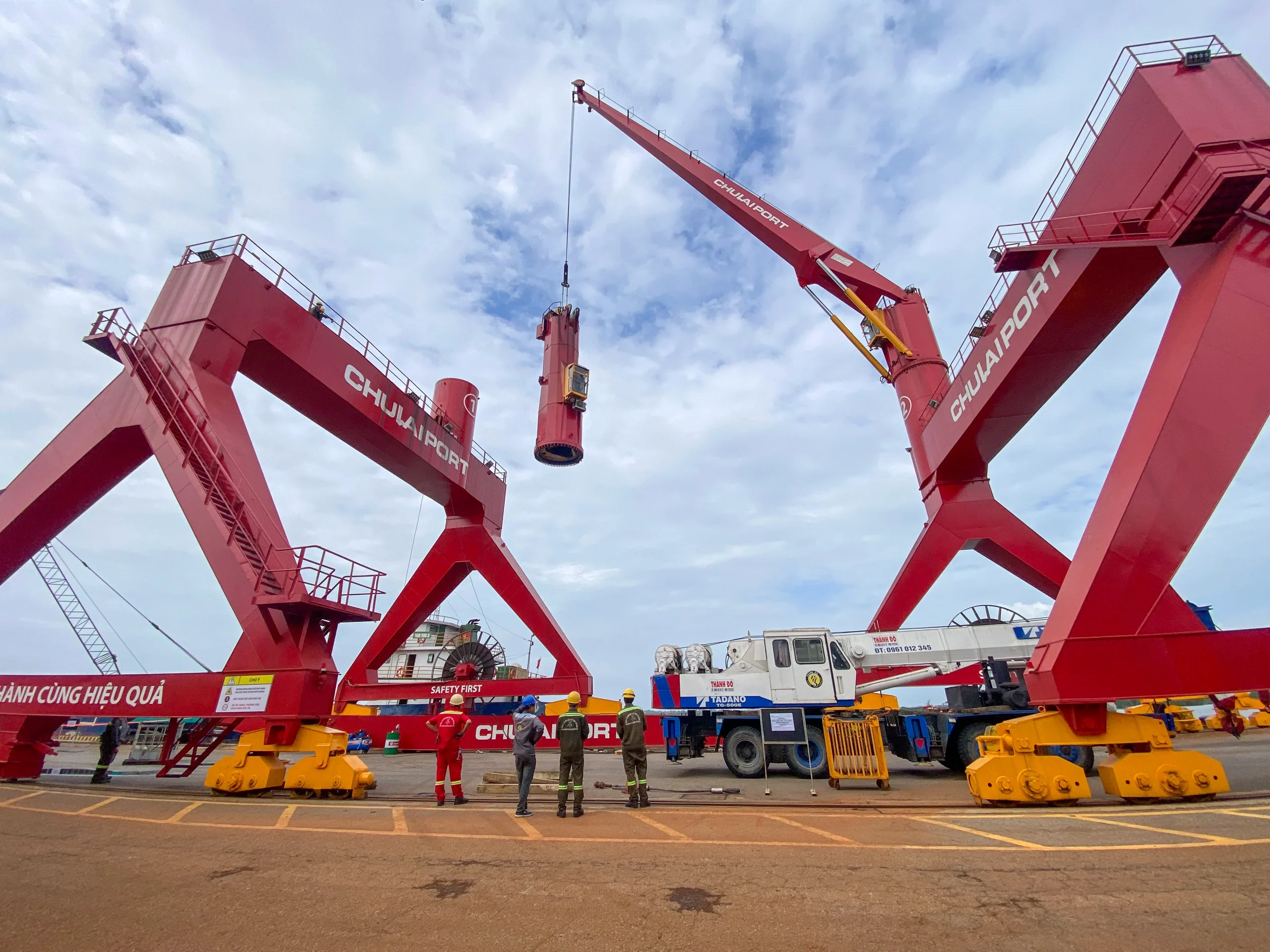 Thay mâm xoay cẩu Liebherr