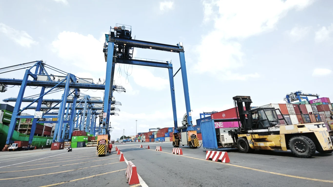 Di chuyển cẩu eRTG ra vị trí khai thác mới